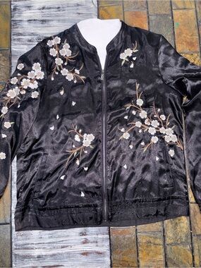 Daya by Zendaya Women’s Black Bomber Jacket embroidered flowers Japan Small